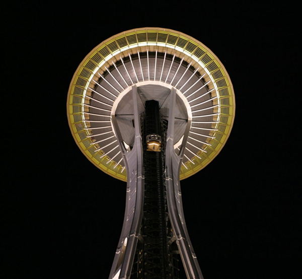 La "Space Needle" vue de nuit en contre plongée