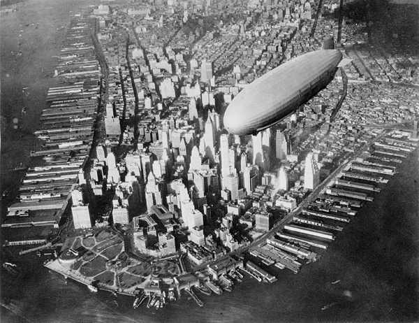 L'USS Akron (ZRS-4) survolant Manhattan à NYC, vers la période 1931-1933