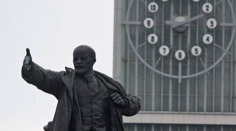 Statue de Lénine devant une horloge marquant 9:11