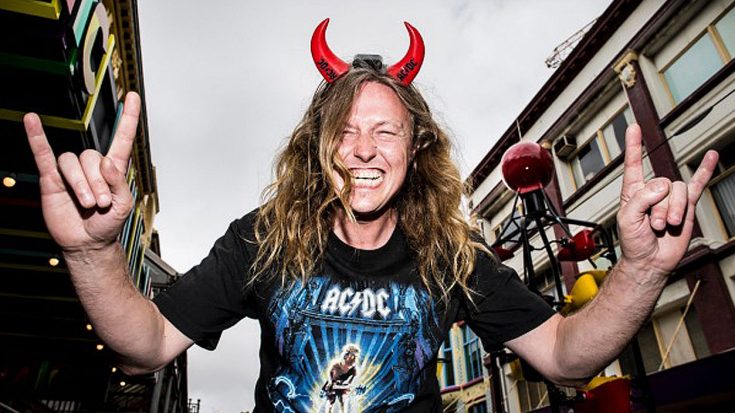 Double salut cornu brandi par un fan du groupe AC/DC