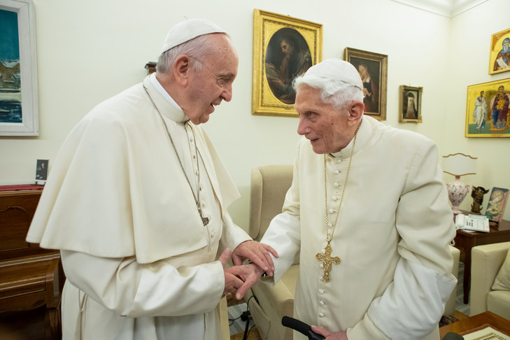 Le pape François Ier et son prédécesseur Benoît XVI