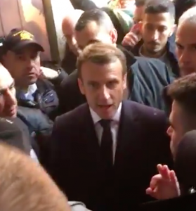 Emmanuel Macron invectivant le servide de sécurité Israélien  à l'entrée de l'enceinte territoriale de la Basilique Ste Anne à Jérusalem