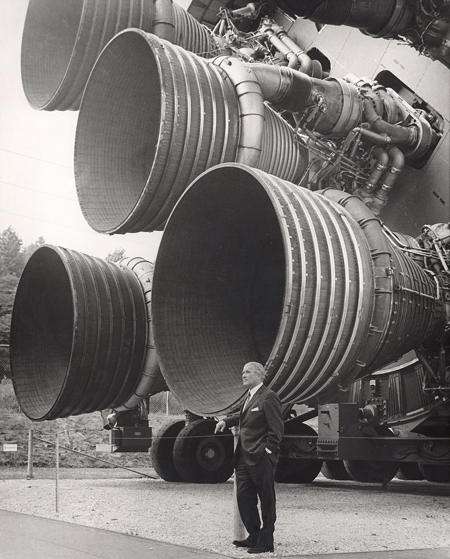 Wernher von Braun devant les tuyères des moteurs du premier étage d'une Saturn V
