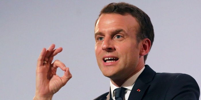 Emmanuel Macron flashant le signal digital du OK/666. Crédit photo: LUDOVIC MARIN AFP 