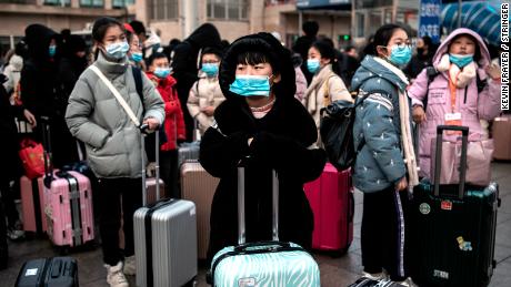 Voyageurs Chinois portant leurs masques