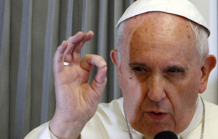 Le pape François Ier flashant le signal digital 666