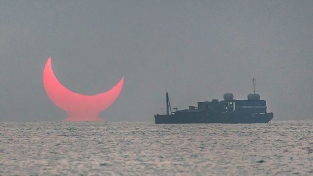 Eclipse "cornes du diable" sur le Golfe Persique