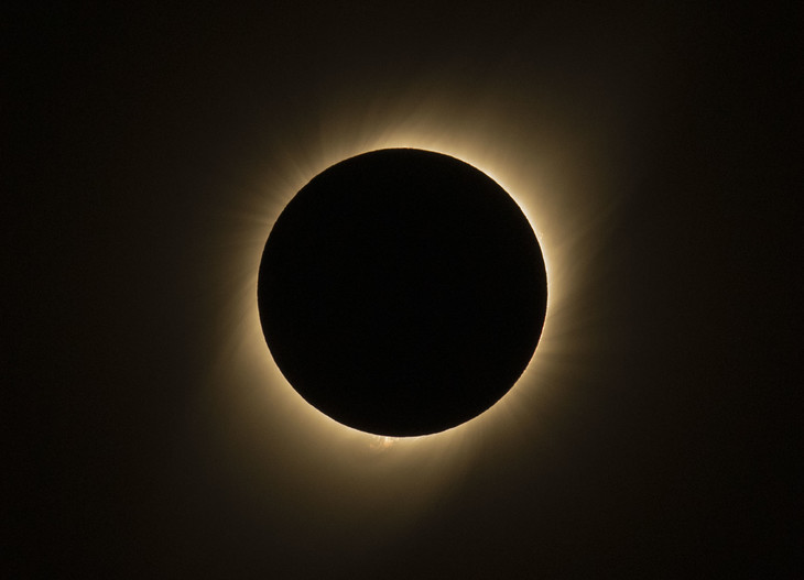 Spectaculaire éclipse totale de soleil au-dessus du Chili