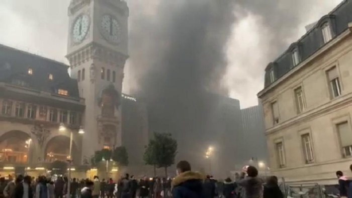 Incendies au pied de la Gare de Lyon à Paris  Le 28 Février 2020 pendant la 666e heure du mois...