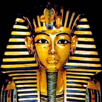 Le pharaon Toutankhamon et sa couronne cobra