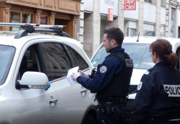 Des policiers contrôlent les automobilistes qui doivent présenter leur attestation de sortie, à Nancy, mardi 17 mars 2020.