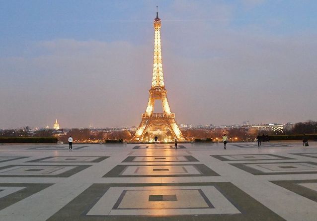 La tour Eiffel illuminée depuis le Trocadéro 