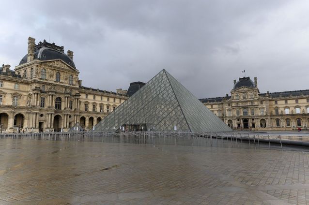 Pyramides dans la cour du musée du Louvre 