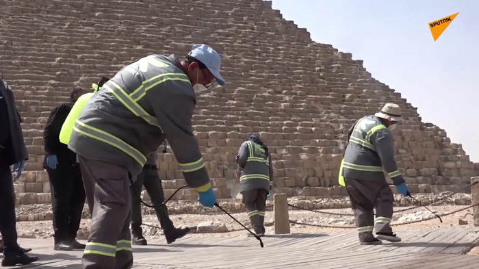 Désinfection des pyramides en Égypte