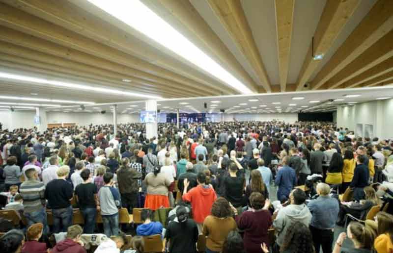 Assemblée Evangélique lors d'un culte de l'Église La Porte Ouverte