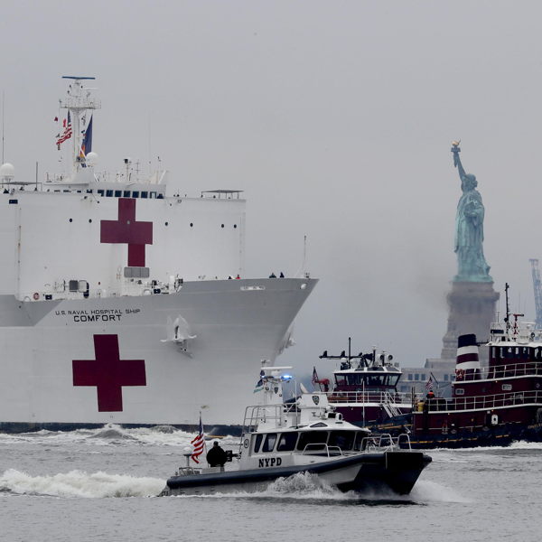 L'U.S. Navy Hospital Ship Comfort devant la statue de la Liberté à NYC le 30/03/2020