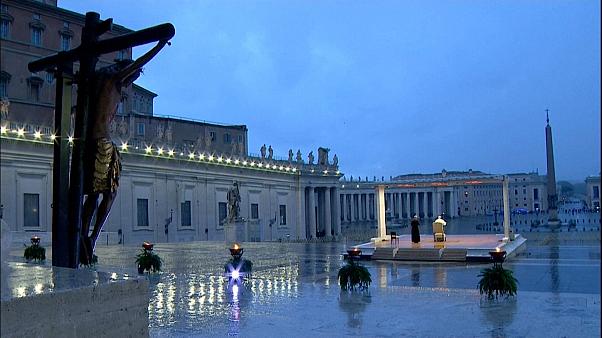 Le pape apostat François priant seul sur la Place St Pierre à Rome