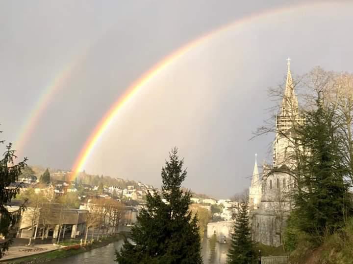 Arc-en-ciel apparu dans le ciel au-dessus du sanctuaire de Lourdes en Mars 2020