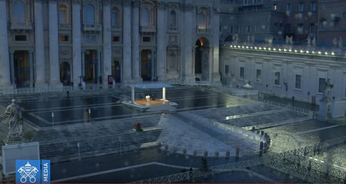 Pape François I esseulé sur la Place St Pierre