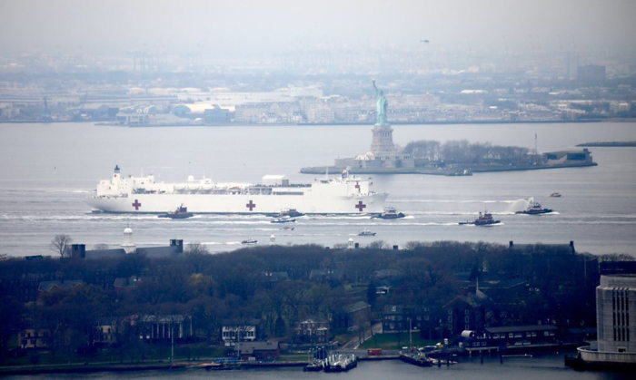 L'U.S. Navy Hospital Ship Comfort devant la statue de la Liberté à NYC le 30/03/2020