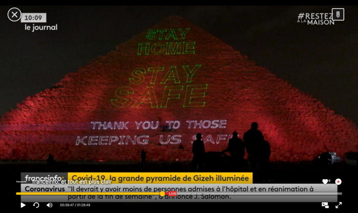 "Merci à ceux qui assurent notre sécurité"  En Lettres lumineuses sur la pyramide de Gizeh