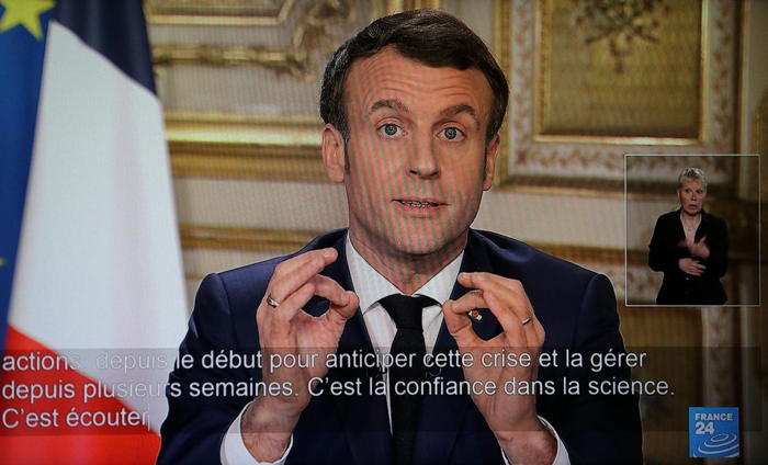 Emmanuel Macron affichant le double signe digital 666