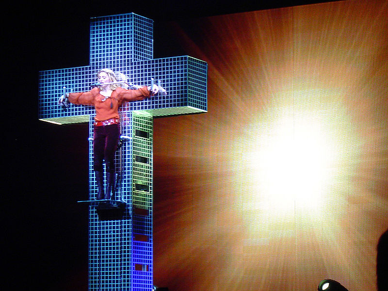 Madonna sur une croix en concert