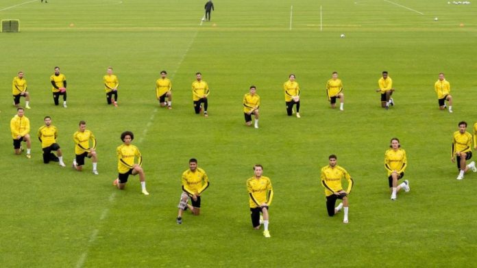 Toute l’équipe du Borussia Dortmund rend hommage à G. Floyd