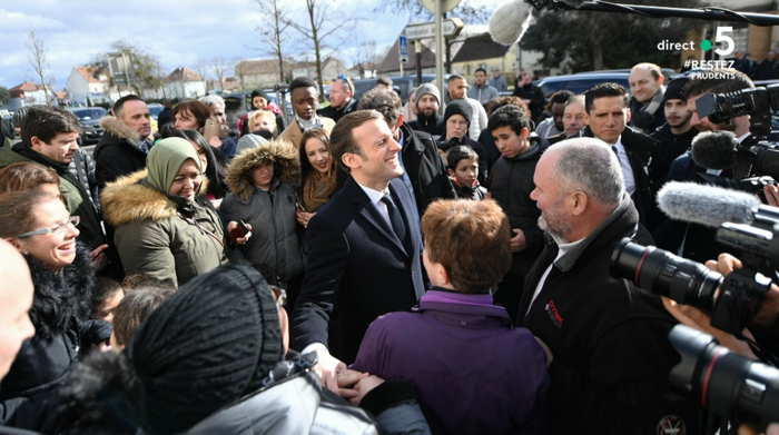 E. Macron dans la banlieue de Mulhouse   à environ 300 m de l'Église de la Porte Ouverte  en Février 2020