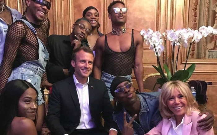 Emmanuel et Brigitte Macron ont pris la pose entourés des danseurs venus à l’Elysée pour la fête de la musique.