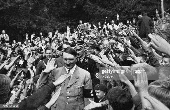 Hitler saluant la foule