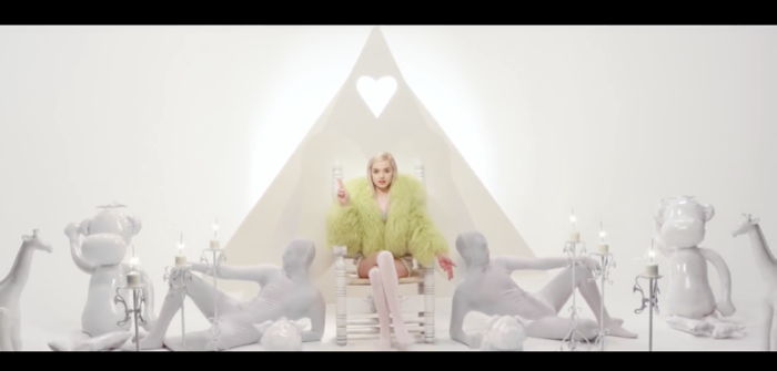 la chanteuse Poppy sur fond de pyramide dans un vidéo clip 