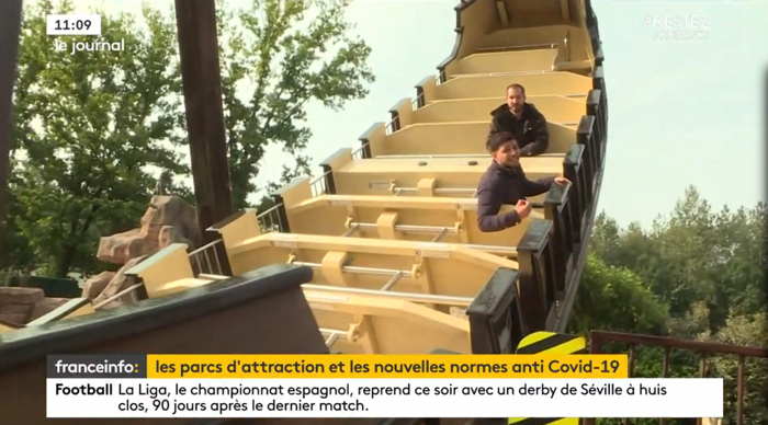 Coque de bateau balançoire dans un parc d'attractions