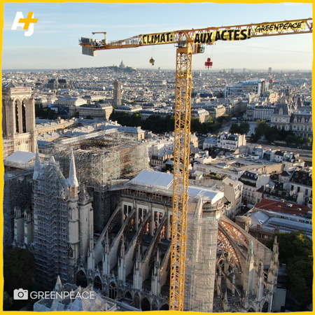 Revendications Greenpeace sur la grue sur le chantier de "Notre" Dame] de Paris