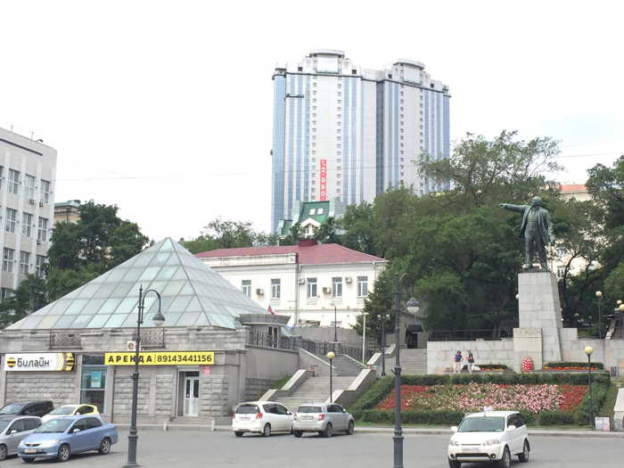 Statue de Lénine et pyramide sur la place de la Révolution, Vladivostok, Russie