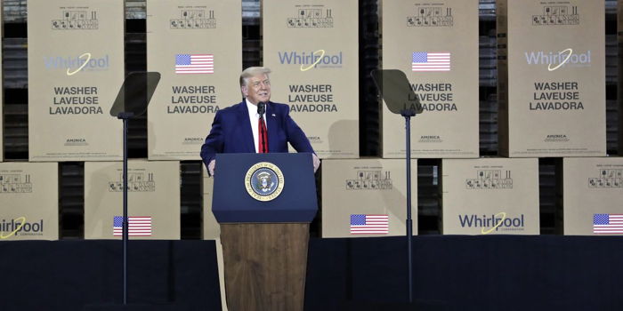 Discours de D. Trump devant 17 machines à laver Whirlpool