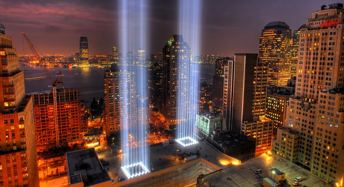 88 projecteurs commemorant le 9/11/2001 à New York
