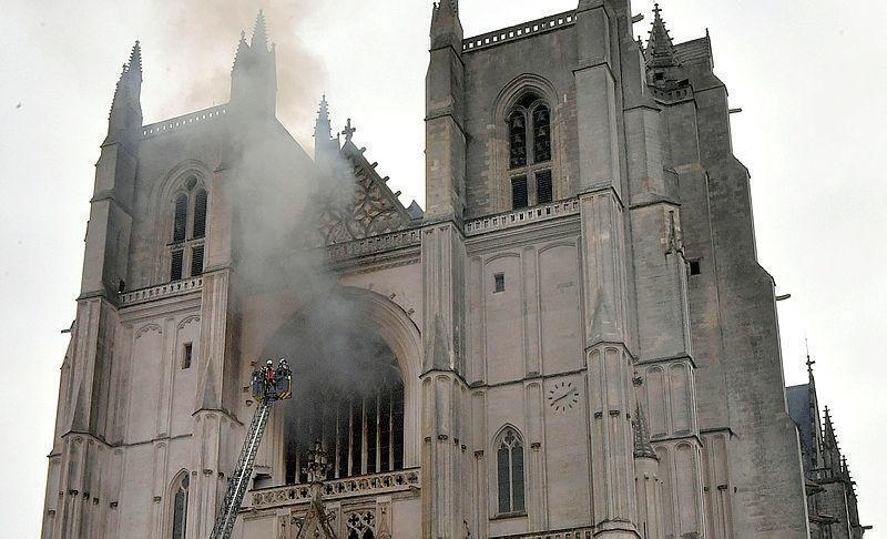 Incendie à l'intérieur de la cathédrale de Nantes le 18 Juillet 2020