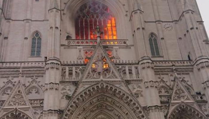 Incendie à l'intérieur de la cathédrale de Nantes le 18 Juillet 2020