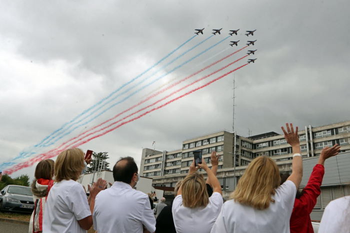 Passage de la patrouille de France au-dessus du centre hospitalier de Mulhouse
