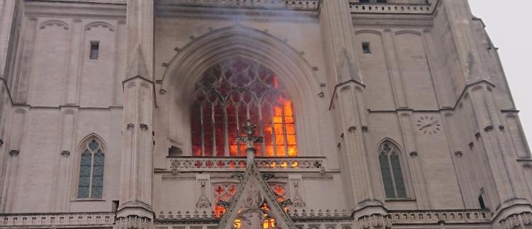 Incendie à l'intérieur de la cathédrale de Nantes le 18 Juillet 2020