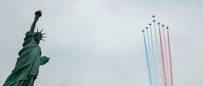 La Patrouille de France a laissé une traînée tricolore au-dessus de la statue de la Liberté   à l'occasion du centenaire de l'entrée des États-Unis dans la guerre de 14-18.