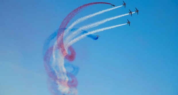 Les avions de la Patrouille de France exécutant une traînée tricolore