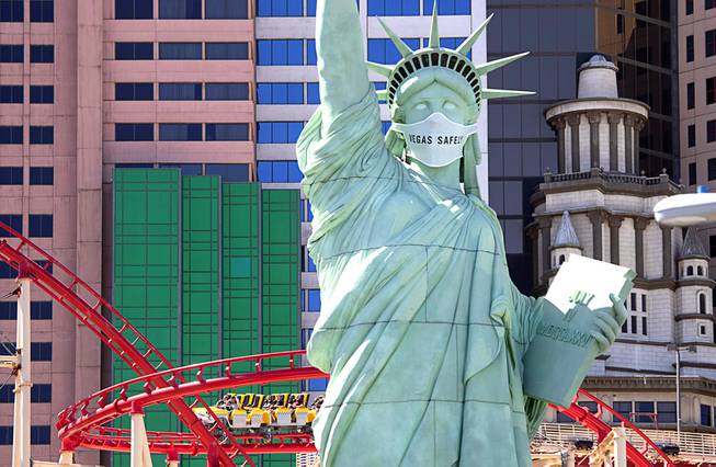 Réplique de la Statue de la Liberté masquée