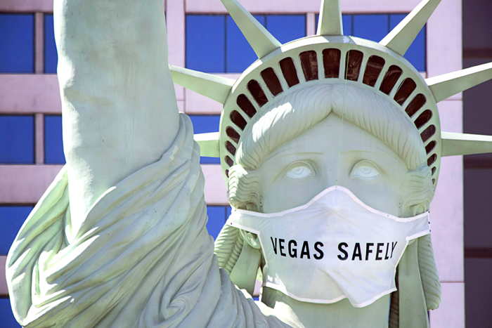 Réplique de la Statue de la Liberté masquée