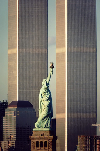 Statue de la Liberté dans l'axe des deux tours du WTC 1 et 2 