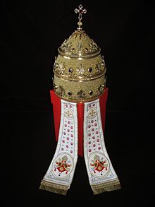 La tiare offerte au pape Benoît XVI en mai 2011  les deux fanons de la tiare sont frappés de ses armoiries pontificales.