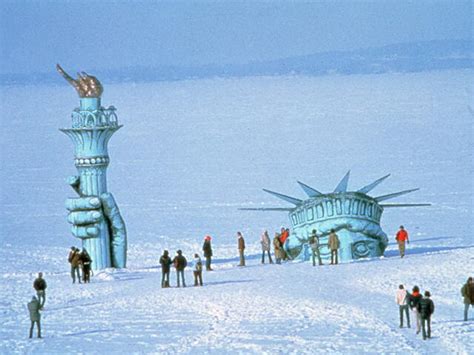 Statue de la Liberté ensevelie sous la neige