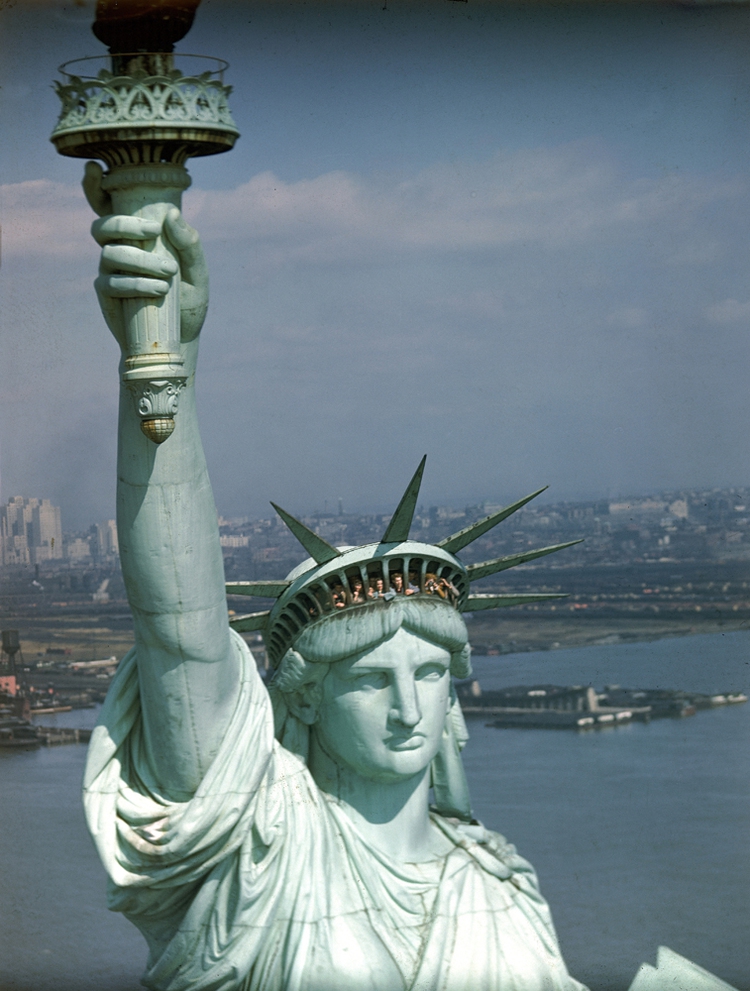 Touristes dans la couronne de la statue de la Liberté New York City, 1947