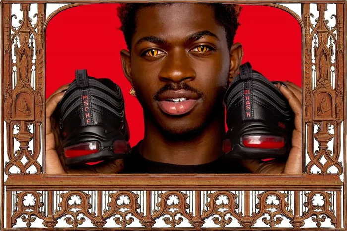 Le rappeur Lil Nas X assurant la promotion de ses Satan shoes